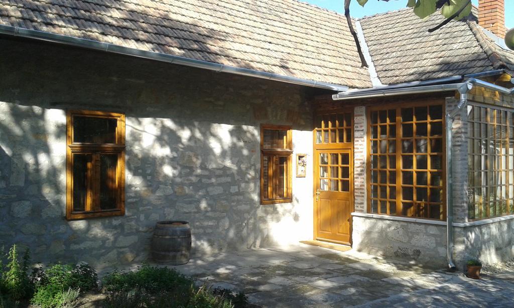 Karadi-berger Vendeghaz Apartment Erdobenye